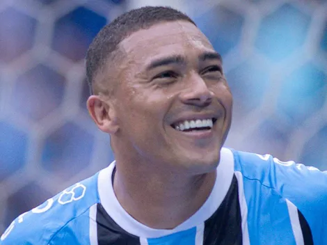 Mano Menezes rasga elogios a Carlos Vinícius após hat-trick pelo Grêmio