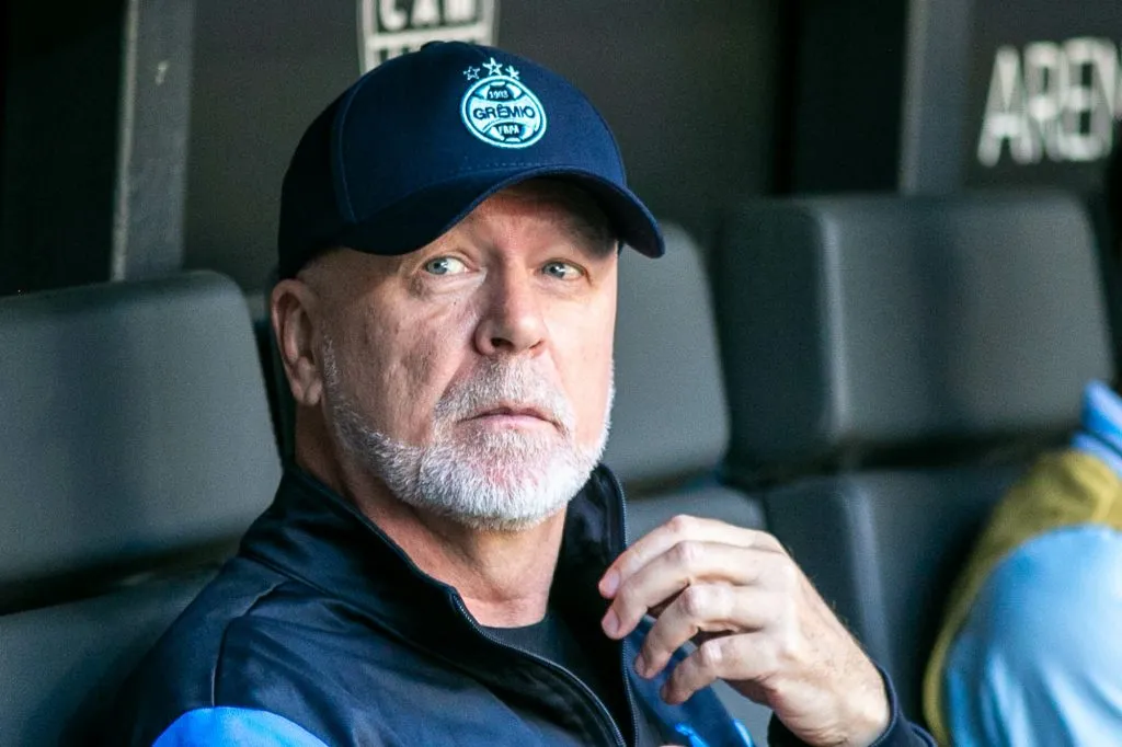 MG – BELO HORIZONTE – 17/08/2025 – BRASILEIRO A 2025, ATLETICO-MG X GREMIO – Mano Menezes tecnico do Gremio durante partida contra o Atletico-MG no estadio Arena MRV pelo campeonato Brasileiro A 2025. Foto: Fernando Moreno/AGIF