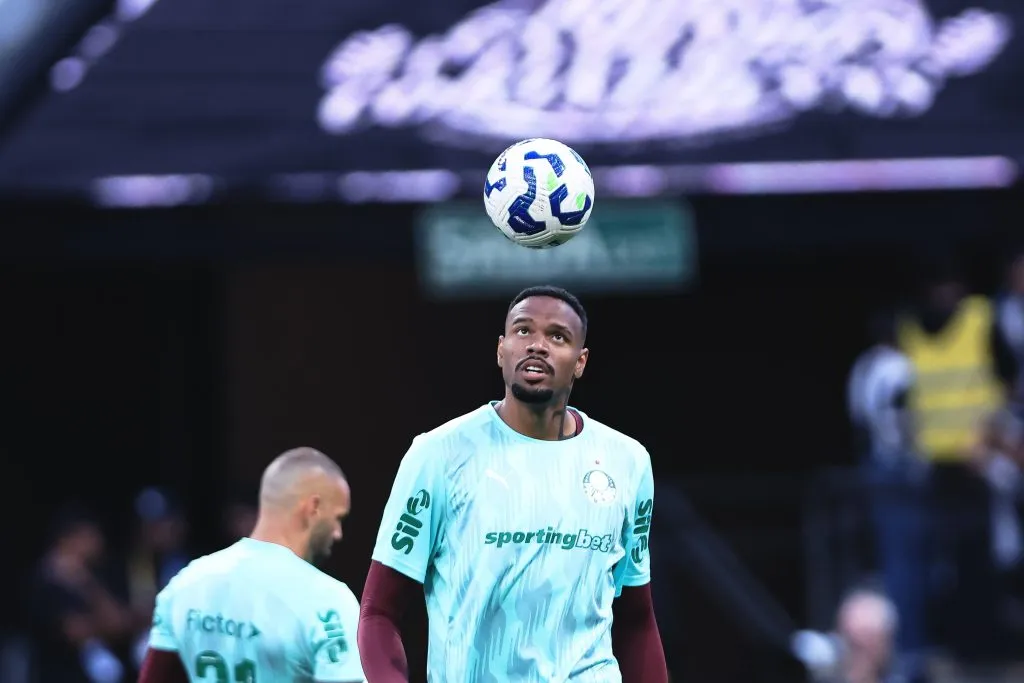 Carlos Miguel jogador do Palmeiras durante aquecimento antes da partida contra o Corinthians no estadio Arena Corinthians pelo campeonato Brasileiro A 2025. Foto: Ettore Chiereguini/AGIF
