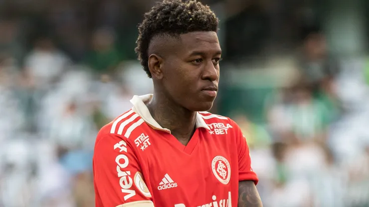 Vitao jogador do Internacional durante execucao do hino nacional antes da partida contra o Coritiba no estadio Couto Pereira pelo campeonato Brasileiro A 2022.