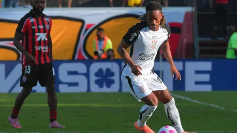 Carrillo voltou a ser titular no Corinthians