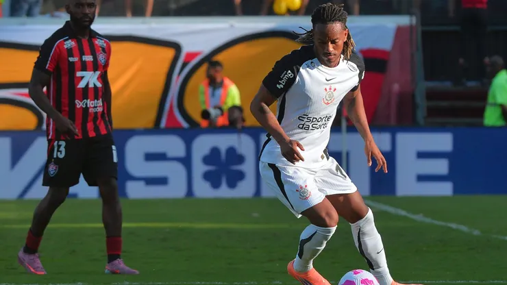 Carrillo voltou a ser titular no Corinthians