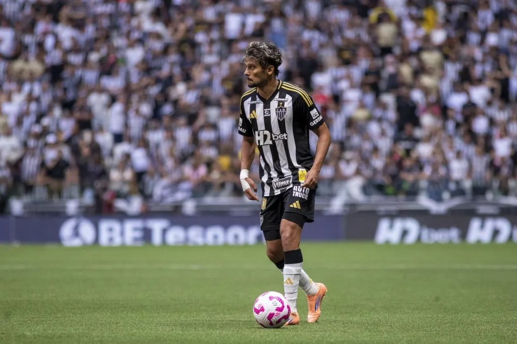 Scarpa jogador do Atletico-MG durante partida contra o Ceara no estadio Arena MRV pelo campeonato Brasileiro A 2025. Foto: Fernando Moreno/AGIF