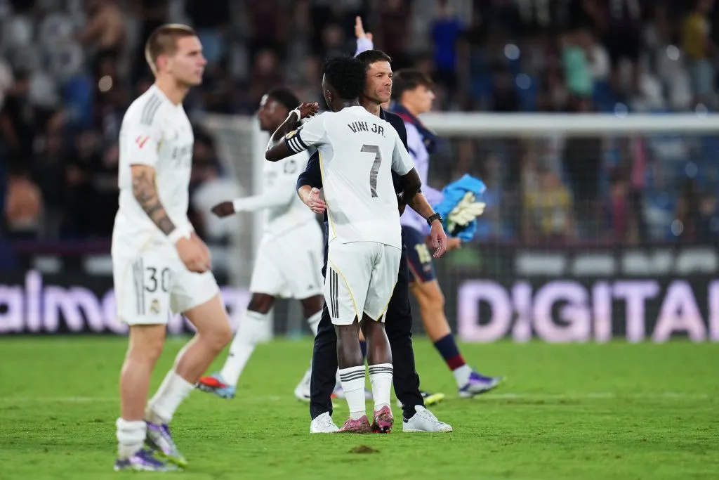 Xabi e Vini se cumprimentam após vitória do Real Madrid na La Liga. (Photo by Aitor Alcalde/Getty Images)