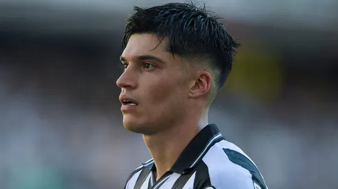 Joaquín Correa durante confronto contra o Santos no Brasileirão 2025.