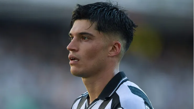 Joaquín Correa durante confronto contra o Santos no Brasileirão 2025.