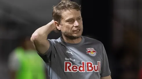 Fernando Seabra durante derrota contra o Vasco no Brasileirão 2025.