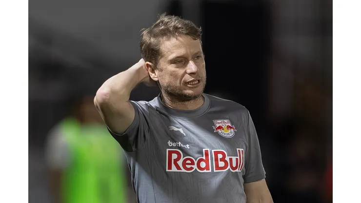 Fernando Seabra durante derrota contra o Vasco no Brasileirão 2025.