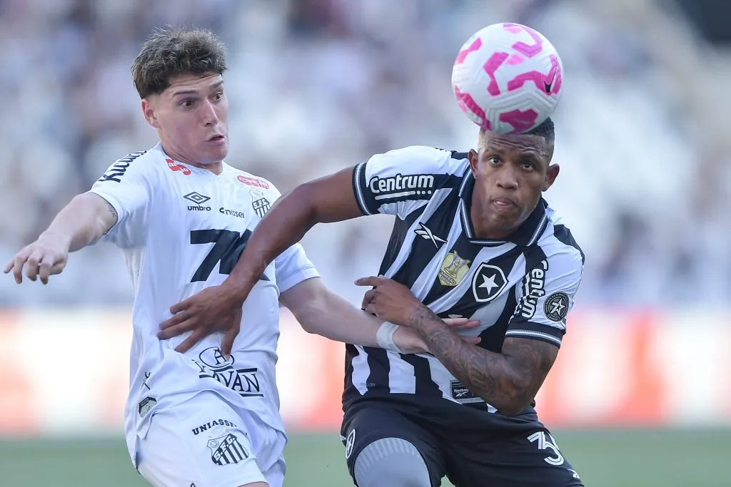Rollheiser e Danilo disputando a bola em Botafogo x Santos –  Foto: Thiago Ribeiro/AGIF