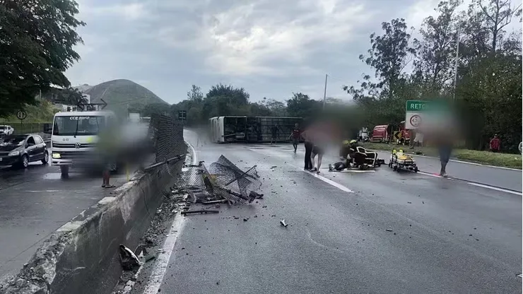 Ônibus com torcedores do Flamengo tomba em estrada. Foto: Divulgação/PRF