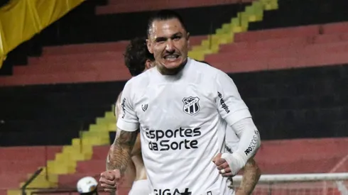 Vina jogador do Ceara comemora gol durante a partida contra o Sport na Ilha do Retiro em Recife (PE), pelo Campeonato Brasileiro A 2025. Foto: Marlon Costa/AGIF