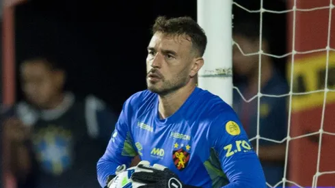 Gabriel Vasconcelos goleiro do Sport durante a partida contra o Ceara na Ilha do Retiro em Recife (PE), pelo Campeonato Brasileiro A 2025. Foto: Marlon Costa/AGIF