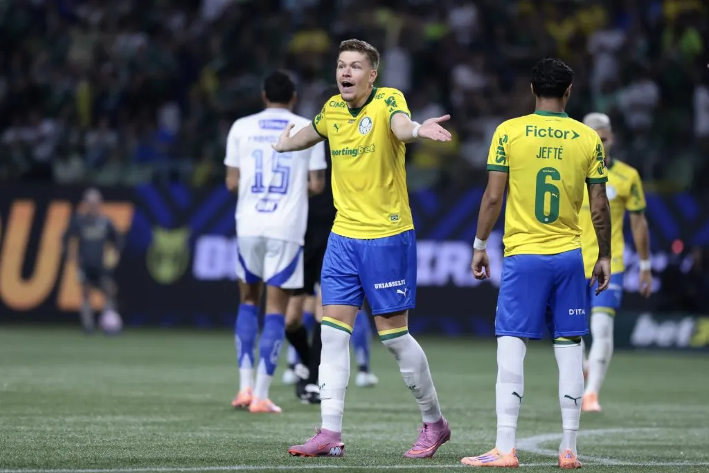 Bruno Fuchs atuou como volante no segundo tempo contra o Cruzeiro. Foto: Marcello Zambrana/AGIF