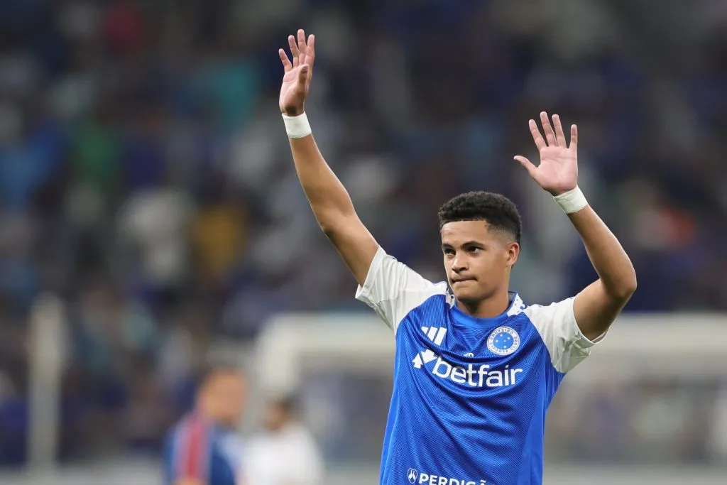 MG – BELO HORIZONTE – 18/10/2025 – BRASILEIRO A 2025, CRUZEIRO X FORTALEZA – Kaua Prates jogador do Cruzeiro durante partida contra o Fortaleza no estadio Mineirao pelo campeonato Brasileiro A 2025. Foto: Gilson Lobo/AGIF