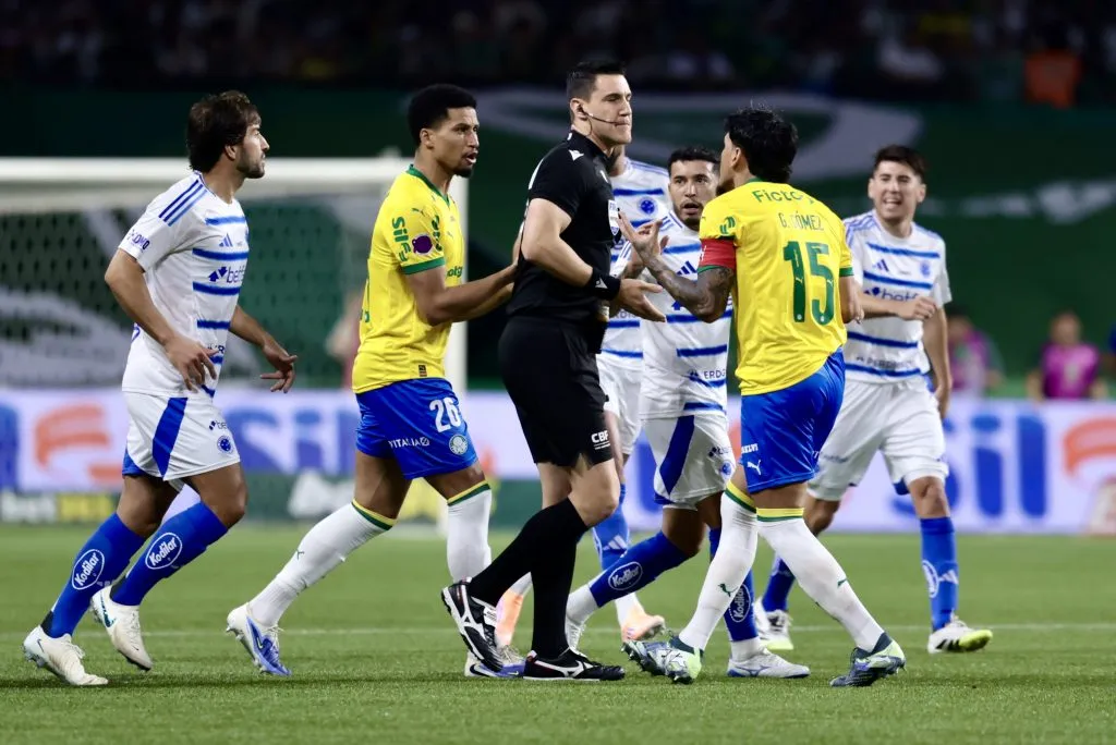 SP – SAO PAULO – 26/10/2025 – BRASILEIRO A 2025, PALMEIRAS X CRUZEIRO – Gustavo Gomez jogador do Palmeiras reclama com a arbitragem durante partida contra o Cruzeiro no estadio Arena Allianz Parque pelo campeonato Brasileiro A 2025. Foto: Marcello Zambrana/AGIF