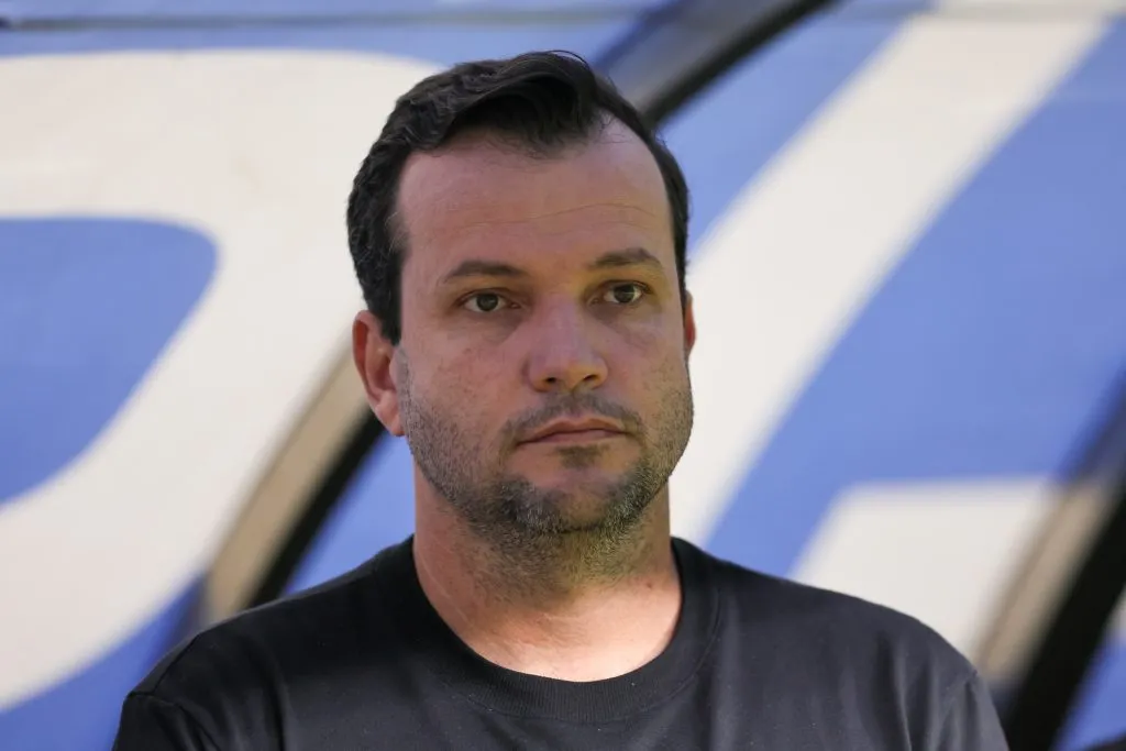 MG – BELO HORIZONTE – 05/10/2025 – BRASILEIRO A 2025, CRUZEIRO X SPORT – Daniel Paulista tecnico do Sport durante partida contra o Cruzeiro no estadio Mineirao pelo campeonato Brasileiro A 2025. Foto: Gilson Lobo/AGIF