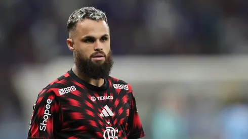 MG - BELO HORIZONTE - 04/05/2025 - BRASILEIRO A 2025, CRUZEIRO X FLAMENGO - Michael jogador do Flamengo durante aquecimento antes da partida contra o Cruzeiro no estadio Mineirao pelo campeonato Brasileiro A 2025. Foto: Gilson Lobo/AGIF