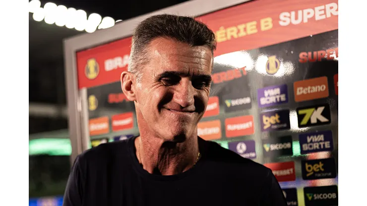 Vagner Mancini durante confronto entre Goiás e Remo na Série B de 2025.