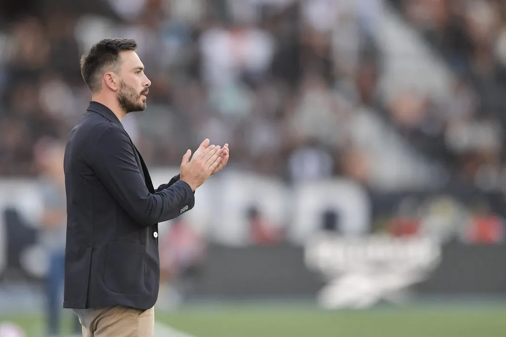 Davide Ancelotti técnico do Botafogo durante partida contra o Santos – Foto: Thiago Ribeiro/AGIF