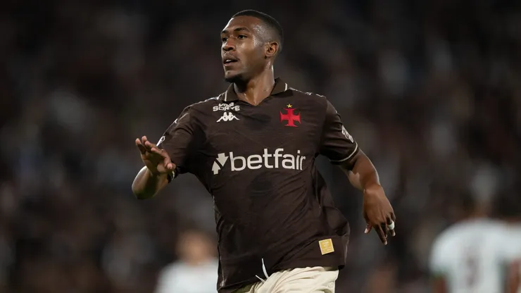 Rayan jogador do Vasco comemora seu gol durante partida contra o Fluminense no estadio Maracana pelo campeonato Brasileiro A 2025. Foto: Jorge Rodrigues/AGIF