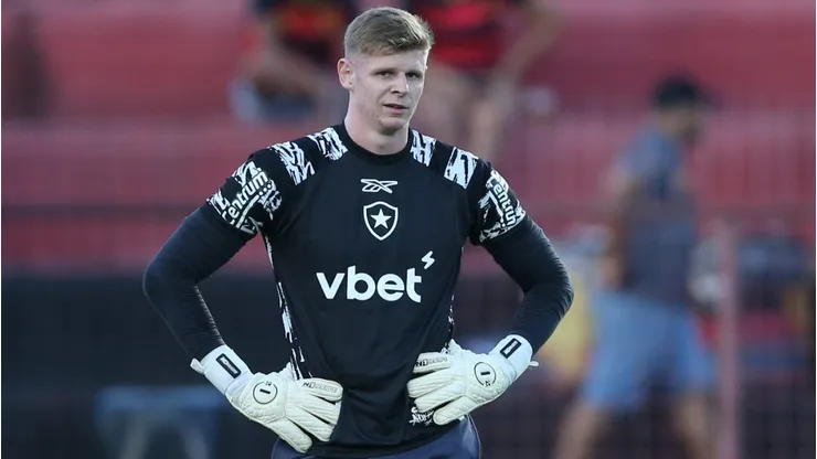 Raul durante aquecimento para confronto contra o Sport no Brasileirão 2025.