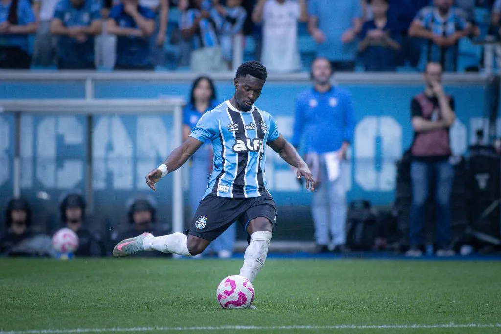 RS – PORTO ALEGRE – 26/10/2025 – BRASILEIRO A 2025, GREMIO X JUVENTUDE – Francis Amuzu jogador do Gremio durante partida contra o Juventude no estadio Arena do Gremio pelo campeonato Brasileiro A 2025. Foto: Maxi Franzoi/AGIF