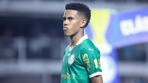 Estevao jogador do Palmeiras durante execucao do hino nacional antes da partida contra o Santos no estadio Vila Belmiro pelo campeonato Paulista 2025.