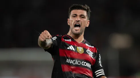 Arrascaeta jogador do Flamengo comemora seu gol durante partida contra o Vitoria no estádio Maracanã pelo campeonato Brasileiro A 2025. Foto: Jorge Rodrigues/AGIF