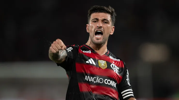 Arrascaeta jogador do Flamengo comemora seu gol durante partida contra o Vitoria no estádio Maracanã pelo campeonato Brasileiro A 2025. Foto: Jorge Rodrigues/AGIF