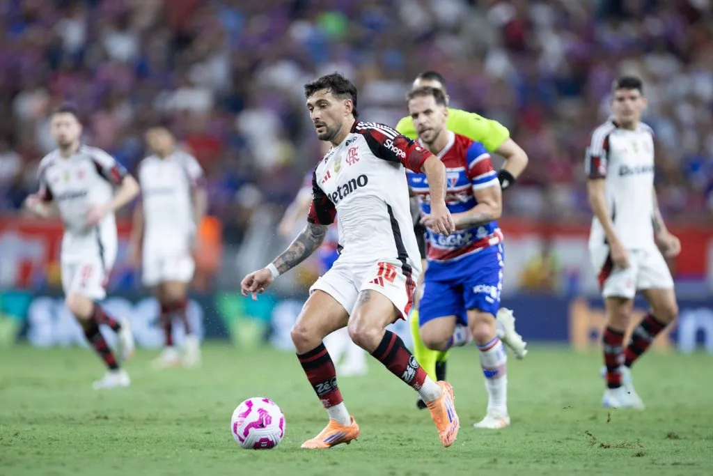 CE – FORTALEZA – 25/10/2025 – BRASILEIRO A 2025, FORTALEZA X FLAMENGO – arrascaeta jogador do Flamengo durante partida contra o Fortaleza no estadio Arena Castelao pelo campeonato Brasileiro A 2025. Foto: Baggio Rodrigues/AGIF