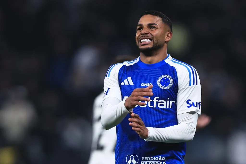 Wanderson jogador do Cruzeiro lamenta durante partida contra o Corinthians no estadio Arena Corinthians pelo campeonato Brasileiro A 2025. Foto: Ettore Chiereguini/AGIF