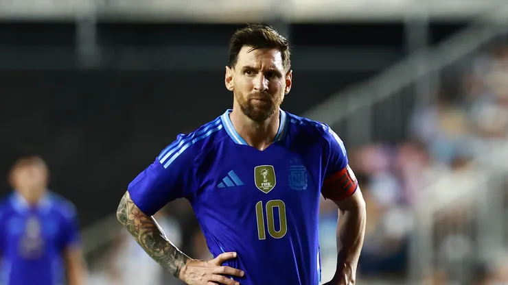 Lionel Messi, da Argentina, reage durante o amistoso internacional entre Porto Rico e Argentina no Chase Stadium, em 14 de outubro de 2025, em Fort Lauderdale, Flórida. (Foto de Carmen Mandato/Getty Images)