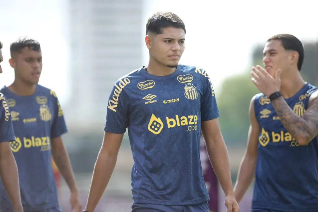 SP – SANTOS – 13/01/2025 – SANTOS, TREINO – Luca Meirelles jogador do Santos durante treino no Centro de Treinamento CT Rei Pele, nesta segunda feira (13). Foto: Reinaldo Campos/AGIF