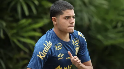 Luca Meirelles jogador do Santos durante treino no Centro de Treinamento CT Rei Pele, neste domingo (05).