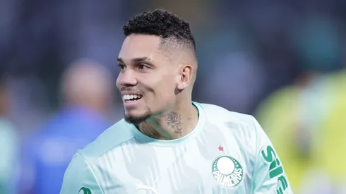 Paulinho se recupera de cirurgia no Palmeiras.