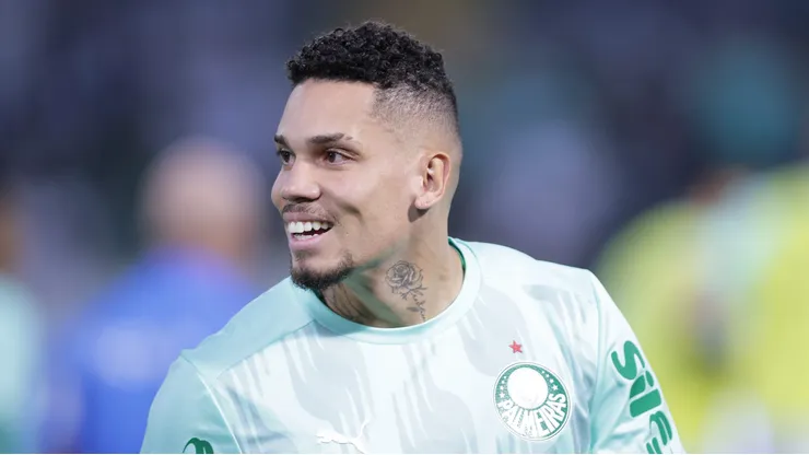 Paulinho se recupera de cirurgia no Palmeiras.