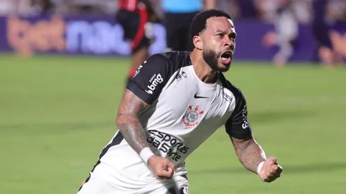 Menphis Depay jogador do Corinthians durante partida contra o Vitoriauu no estadio Barradao pelo campeonato Brasileiro A 2025. Foto: Marcio Jose /AGIF