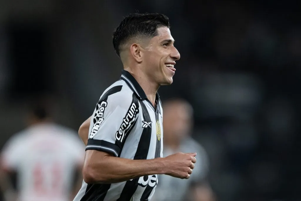 RJ – RIO DE JANEIRO – 30/08/2025 – BRASILEIRO A 2025, BOTAFOGO X BRAGANTINO – Savarino jogador do Botafogo comemora seu gol durante partida contra o Bragantino no estadio Engenhao pelo campeonato Brasileiro A 2025. Foto: Jorge Rodrigues/AGIF