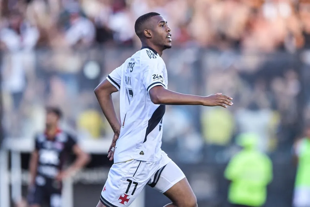 Rayan jogador do Vasco comemora seu gol durante partida contra o Vitoria – Foto: Thiago Ribeiro/AGIF