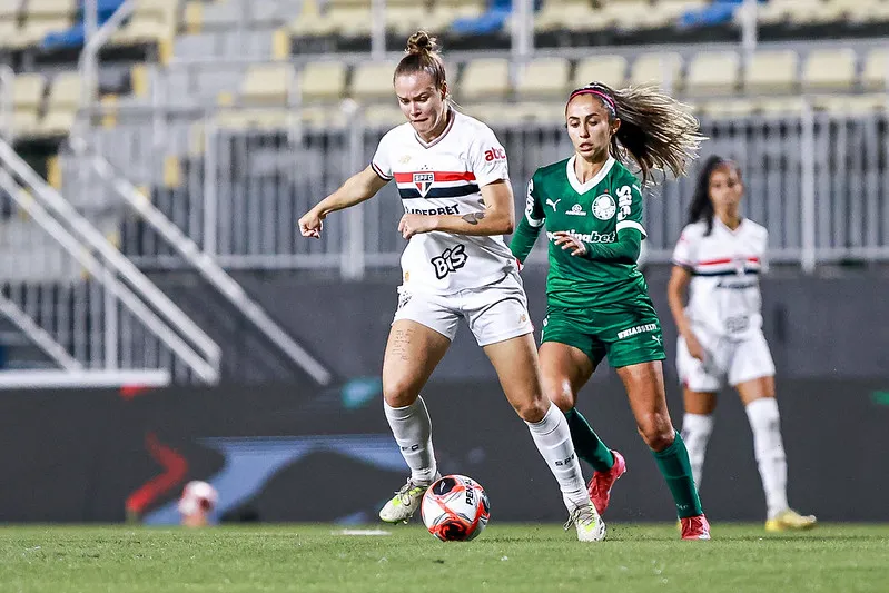Jogadoras de Palmeiras e São Paulo brigam pela bola - Foto: Rebeca Reis/Ag.Paulistão