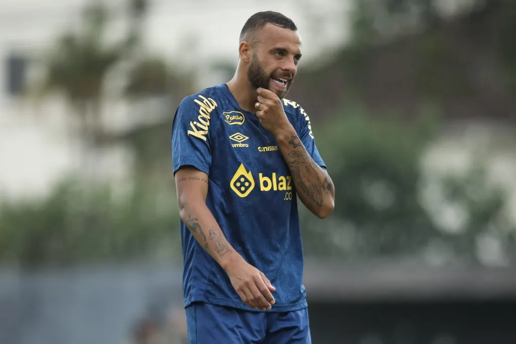 SP – SANTOS – 12/01/2025 – SANTOS, TREINO – Guilherme jogador do Santos durante treino no Centro de Treinamento CT Rei Pele, neste domingo (12). Foto: Reinaldo Campos/AGIF