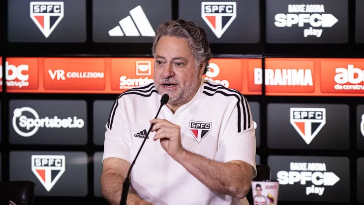 SP - SAO PAULO - 01/08/2023 - SAO PAULO, APRESENTACAO JAMES RODRIGUEZ - O presidente Julio Casares fala aos jornalistas durante apresentacao oficial de James Rodriguez como jogador do Sao Paulo em coletiva de imprensa realizada no CT Barra Funda. Foto: Abner Dourado/AGIF
