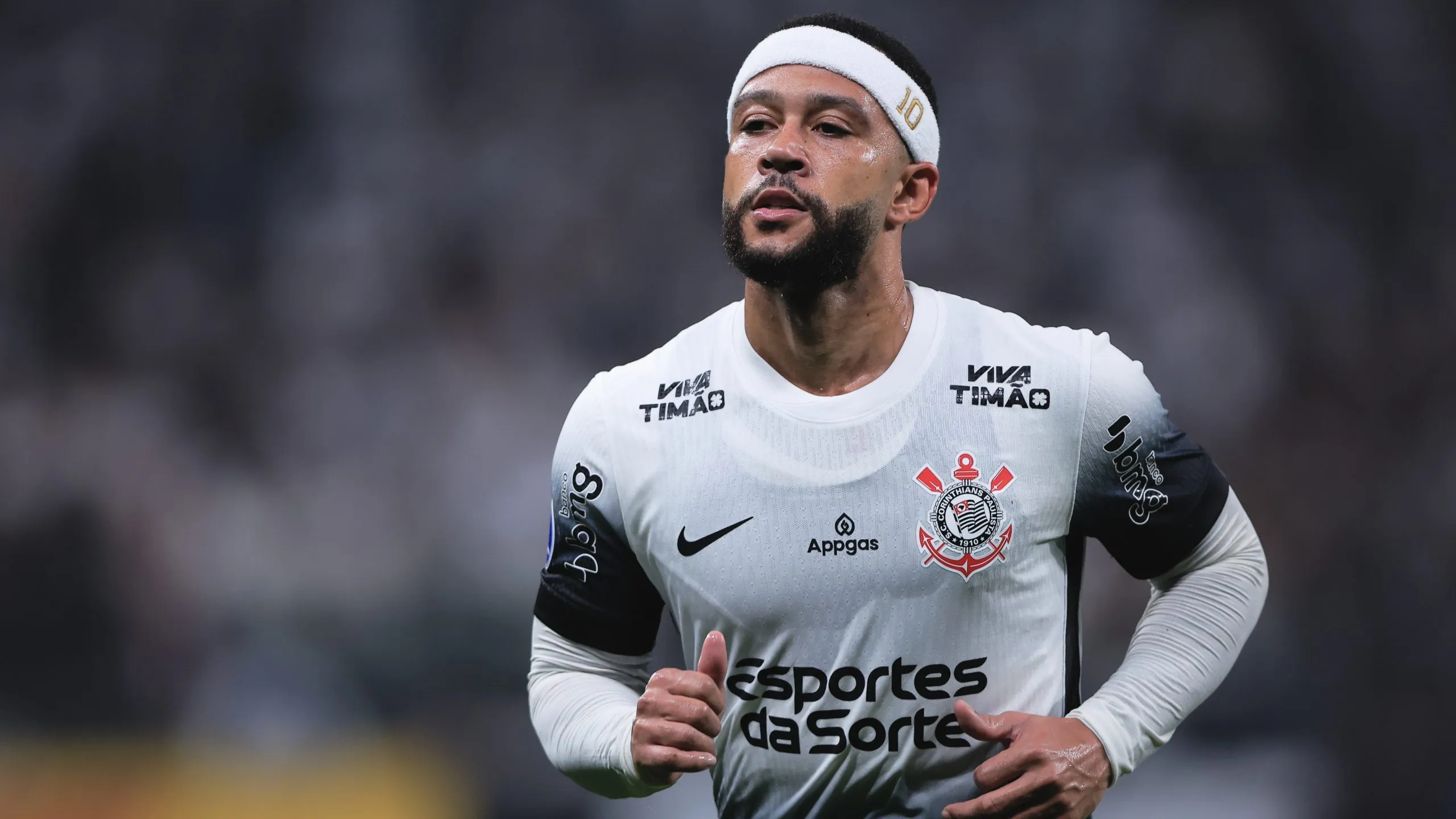 SP – SAO PAULO – 02/04/2025 – COPA SUL-AMERICANA 2025, CORINTHIANS X HURACAN – Memphis Depay jogador do Corinthians durante partida contra o Huracan no estadio Arena Corinthians pelo campeonato Copa Sul-americana 2025. Foto: Ettore Chiereguini/AGIF
