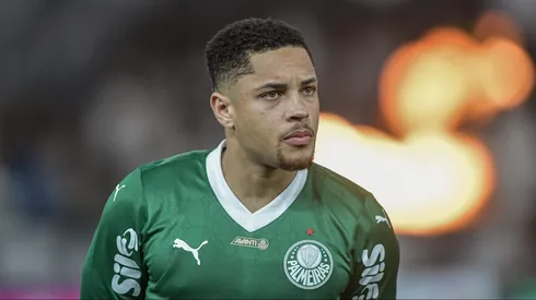RJ - RIO DE JANEIRO - 17/08/2025 - BRASILEIRO A 2025, BOTAFOGO X PALMEIRAS - Vitor Roque jogador do Palmeiras durante partida contra o Botafogo no estadio Engenhao pelo campeonato Brasileiro A 2025. Foto: Thiago Ribeiro/AGIF