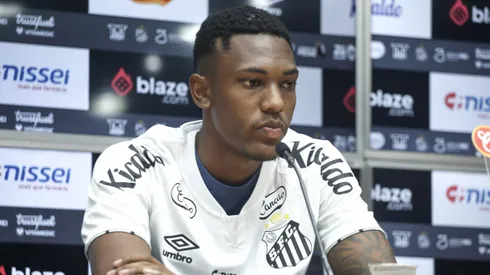 Luisao posa para fotos durante sua apresentacao oficial como jogador do Santos em coletiva de imprensa realizada na Vila Belmiro, nesta terca-feira (14).