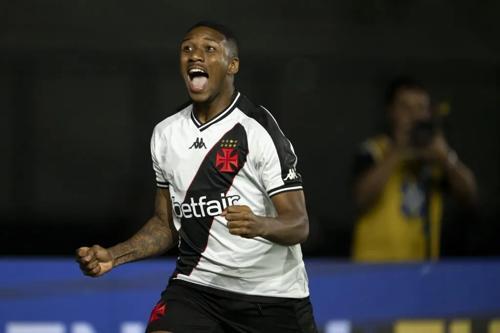 Leandrinho jogador do Vasco comemora seu gol durante partida contra o Sao Paulo no estadio Sao Januário pelo campeonato Brasileiro A 2024. Foto: Jorge Rodrigues/AGIF