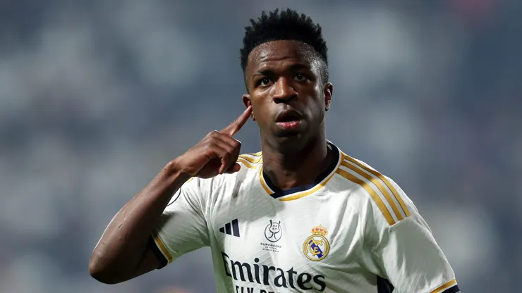 Vini Jr. em campo pelo Real Madrid. (Photo by Yasser Bakhsh/Getty Images)