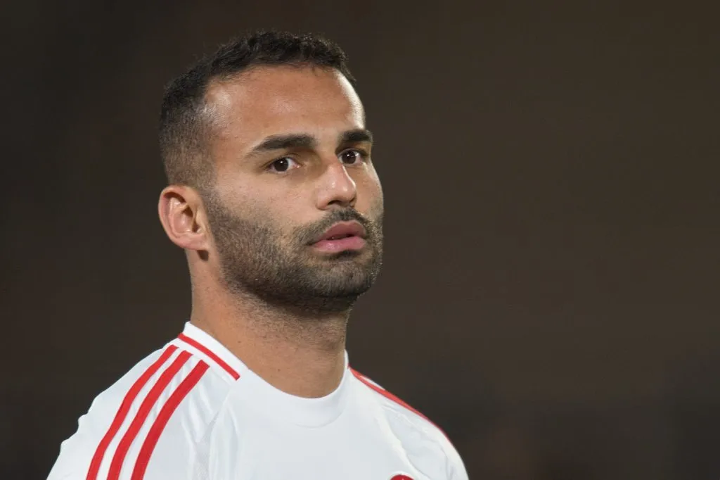 SP – BRAGANCA PAULISTA – 09/08/2025 – BRASILEIRO A 2025, BRAGANTINO X INTERNACIONAL – Thiago Maia jogador do Internacional durante execucao do hino nacional antes da partida contra o Bragantino no estadio Cicero De Souza Marques pelo campeonato Brasileiro A 2025. Foto: Anderson Romao/AGIF