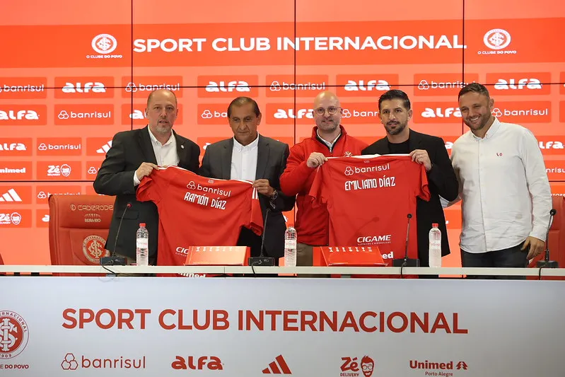 Apresentação do treinador Ramón Díaz e o auxiliar Emiliano Díaz. – Foto: Ricardo Duarte/Internacional