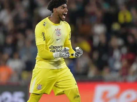 Hugo Souza treina com bola e anima corintianos